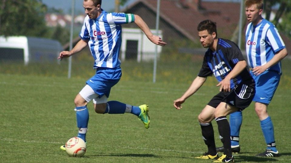 Wunschspieler Mathias Peter (links im Bild) verstärkt nach längeren Verhandlungen den VfB Bach im Mittelfeld