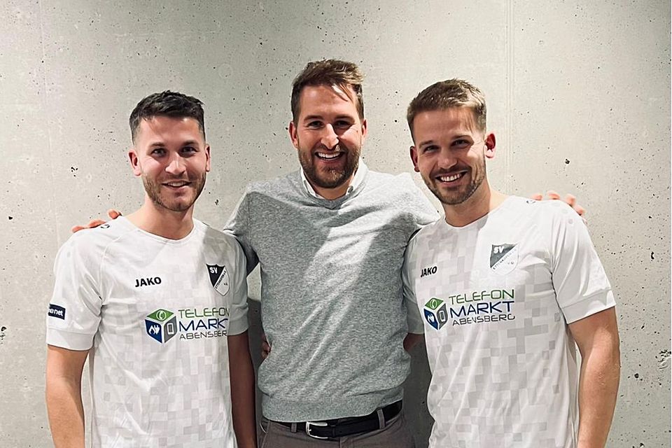 Johannes (li.) und Daniel Grau (re.) greifen beim SV Ettenkofen an Johannes (li.) und Daniel Grau (re.) greifen beim SV Ettenkofen an