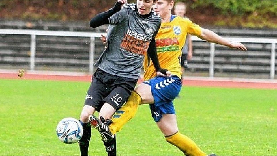 Er ging schon im Winter: Henstedt-Ulzburgs  Aaron Meyerfeldt (links, hier im Duell mit Todesfeldes   Niklas Stehnck) schloss sich während der Saison dem TSV Bordesholm an.Göttsche*
