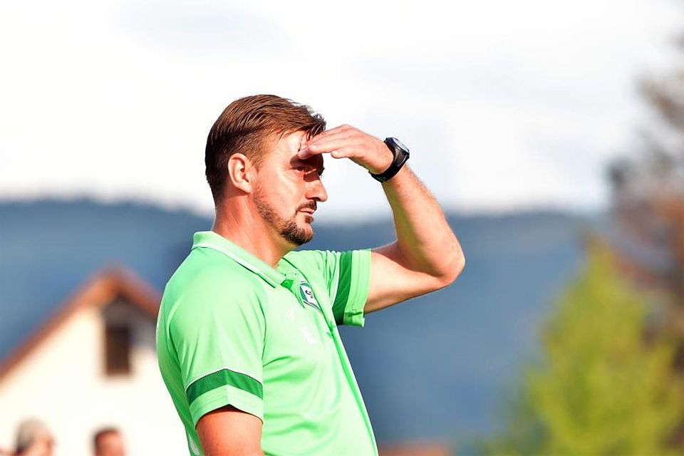 Wo ist der vierte Saisonsieg? Hamzalija „Hamza“ Elezovic, Trainer des SV Fürth, hofft, ihn am Samstag gegen seinen alten Club Alemannia Groß-Rohrheim einzufahren.	Foto: Dagmar Jährling