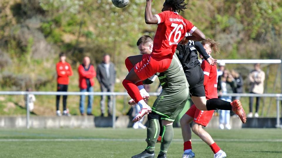 Die frühe Entscheidung: Luca Schemel (verdeckt) trifft zum 1:0 für den FC Starkenburgia Heppenheim im Spitzenspiel der A-Liga gegen den TSV Aschbach (David Minuth und Torhüter Jan Pfeifer).