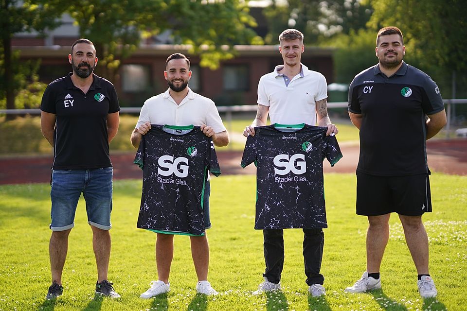 Teammanager Engin Yildiz (links) und Trainer Rifat Can Yildiz (rechts) mit den Neuzugängen aus der Landesliga, Erhan Danaci und Niklas Stange.