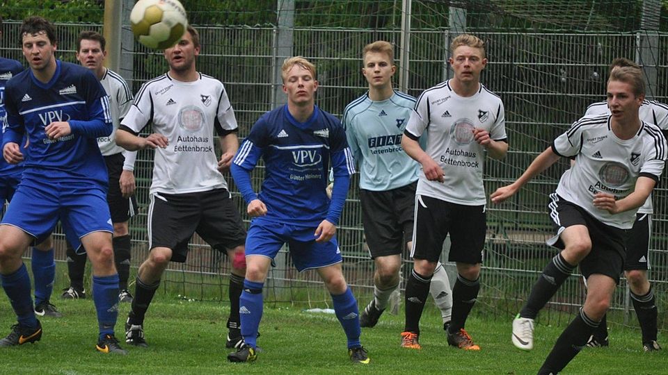 Nach zwei Jahren wollen die Kalkrieser (in Weiß) wieder an die Tür der Bezirksliga anklopfen - hier im Spiel gegen Kloster Oesede. Foto: Suse Niermann
