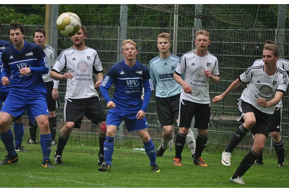 Nach zwei Jahren wollen die Kalkrieser (in Weiß) wieder an die Tür der Bezirksliga anklopfen - hier im Spiel gegen Kloster Oesede. Foto: Suse Niermann