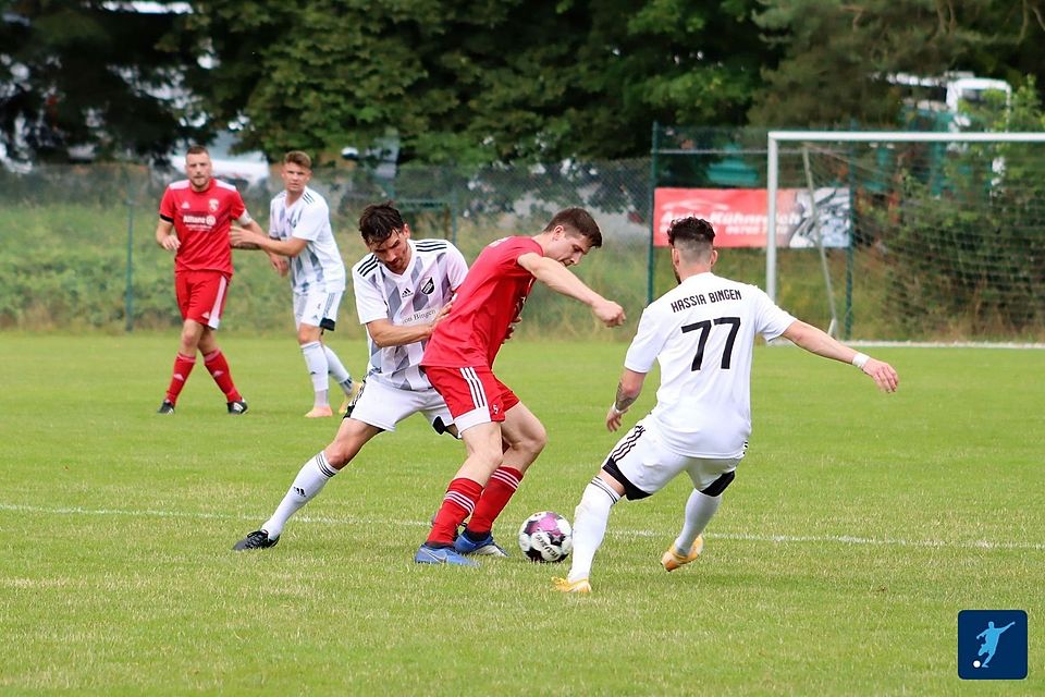 Ersatzgeschwächt mit 13 Feldspieler sind die Oberliga-Kicker von Hassia Bingen zur SG Dickenschied gereist.