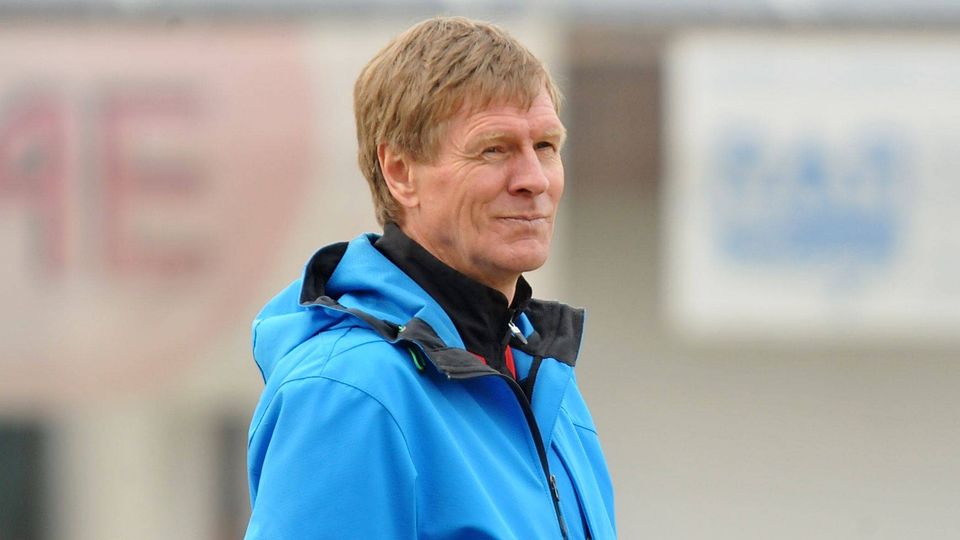 Trainer Thomas Strauß wünscht dem TSV Oettingen den Klassenerhalt, selbst wird er dazu nichts mehr beitragen können. Schon vor dem vergangenen Wochenende erfolgte die Trennung.   F.: Walter Brugger