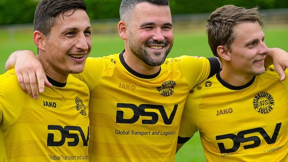 Ein zumeist gutgelaunter Mannschaftskamerad: Jens Kiesele zwischen seinen Mitspielern Ümit Sen (links) und Felix Studer 