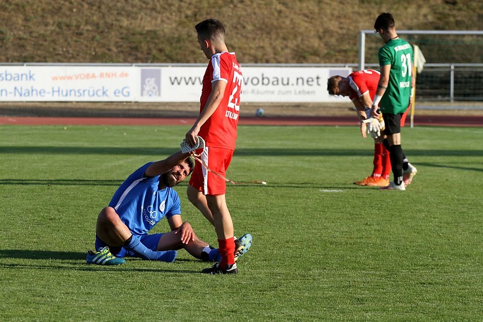 Am Boden: Im bis dato letzten Derby ging die Eintracht gegen den SC Idar leer aus. Lukas  Stallbaum hilft Cenk Ceylan wieder auf  die Beine.