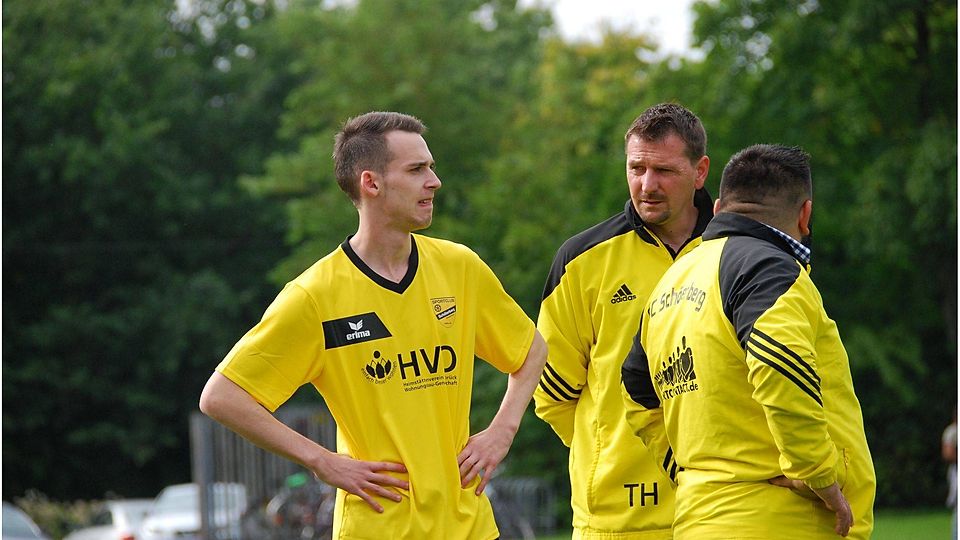 Trainer Thomas Heldt (Mitte) peilt den Aufstieg an. F: Martin Chojecki