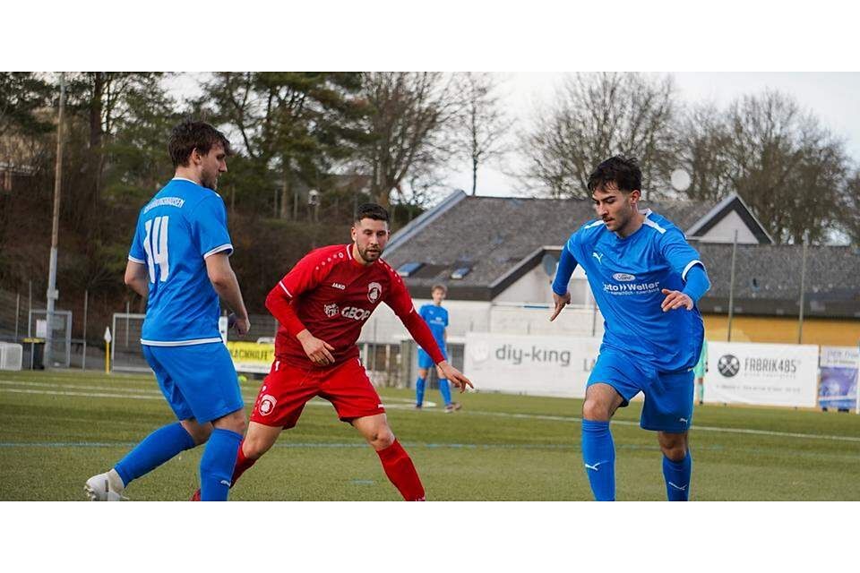  Büblingshausens Ozan Yaman (r.) treibt das Spielgerät für den Tabellenführer voran. Breitscheids Marc Spiller kann dabei nur zuschauen (M.). (© Isabel Althof) 