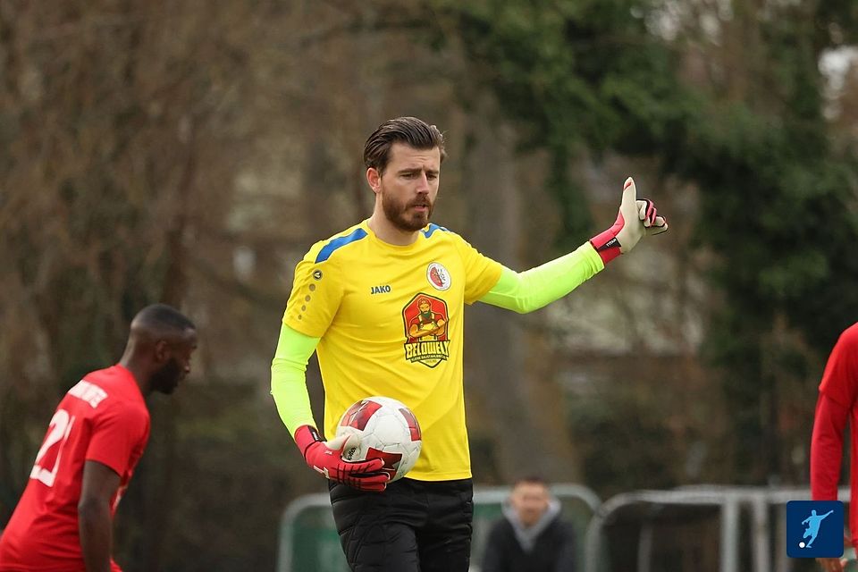 Keeper Maximilian Dapprich ist einer von 13 Spielern, die der Germania auch in der kommenden Saison die Treue halten. Dazu kommen 13 externe Neuzugänge. Neuer Trainer wird der bisherige Co, Mohamed Almalqui. Keeper Maximilian Dapprich ist einer von 13 Spielern, die der Germania auch in der kommenden Saison die Treue halten. Dazu kommen 13 externe Neuzugänge. Neuer Trainer wird der bisherige Co, Mohamed Almalqui.