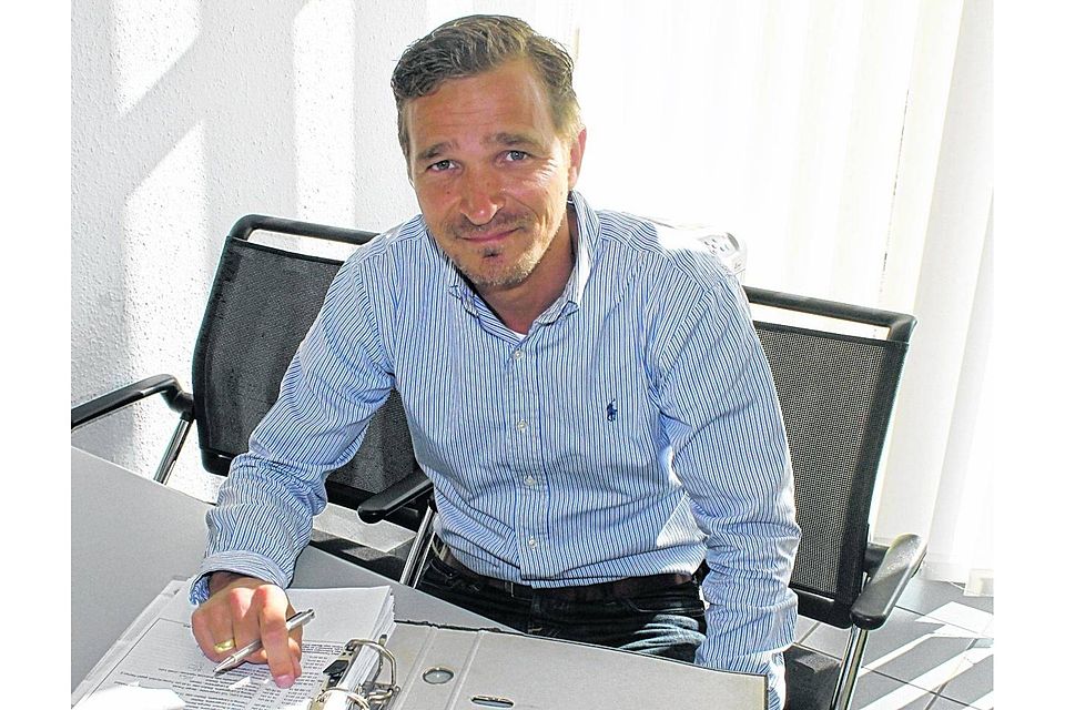 Arbeitet auch in der Sommerpause akribisch weiter: Hajo Meuser, der Coach des Bezirksliga-Aufsteigers TuS Langerwehe. Foto: Kevin Teichmann