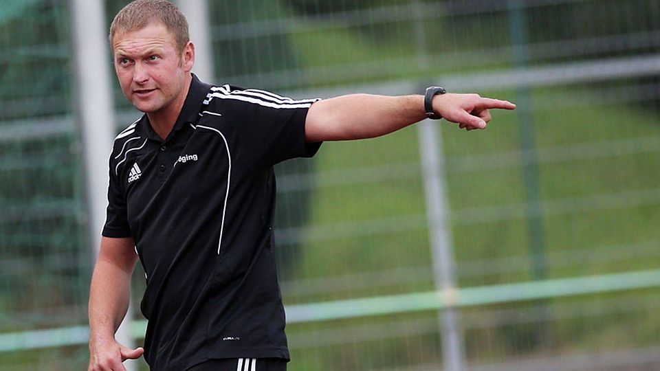 Rücktritt in der Halbzeit: Tögings Coach Mario Reichenberger hat nach einer desolaten ersten Halbzeit seiner Truppe in Hallbergmoos noch in der Kabine das Handtuch geschmissen. F: Buchholz