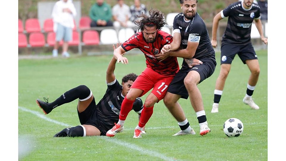 Schon in der ersten Runde war für Ilya Ertanir (rotes Trikot) und den SV Unter-Flockenbach Schluss im Fußball-Hessenpokal. Nur zu gerne würden die „Flockies“ aber auch in der kommenden Saison im Landespokal mitmischen. 	Archivfoto: Peter Henrich / HEN-FOTO