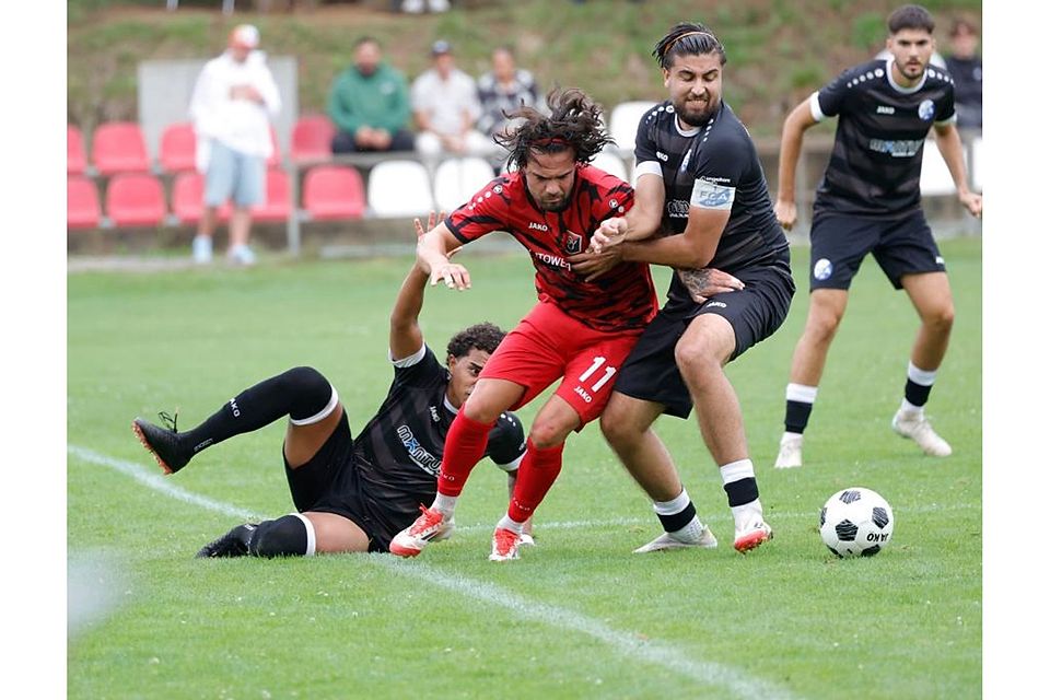 Schon in der ersten Runde war für Ilya Ertanir (rotes Trikot) und den SV Unter-Flockenbach Schluss im Fußball-Hessenpokal. Nur zu gerne würden die „Flockies“ aber auch in der kommenden Saison im Landespokal mitmischen. 	Archivfoto: Peter Henrich / HEN-FOTO