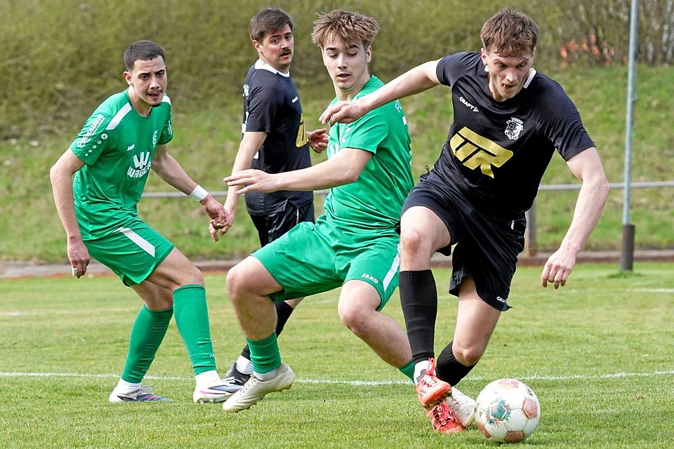 Im Zweikampf gegen Karl Schmiederer (Zweiter von links) setzt sich hier Wertingens Manuel Rueß energisch durch. Im Hintergrund Gundelfingens Neo Fähnle (links) und TSV-Akteur Marcel Gebauer.