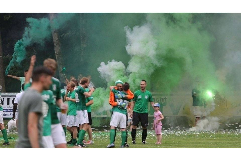 Gezündelt im Waldstadion: In mehrere Farben tauchten die Fans des SV Eintracht Alt Ruppin die Heimstatt der Meisterelf.  ©MZV