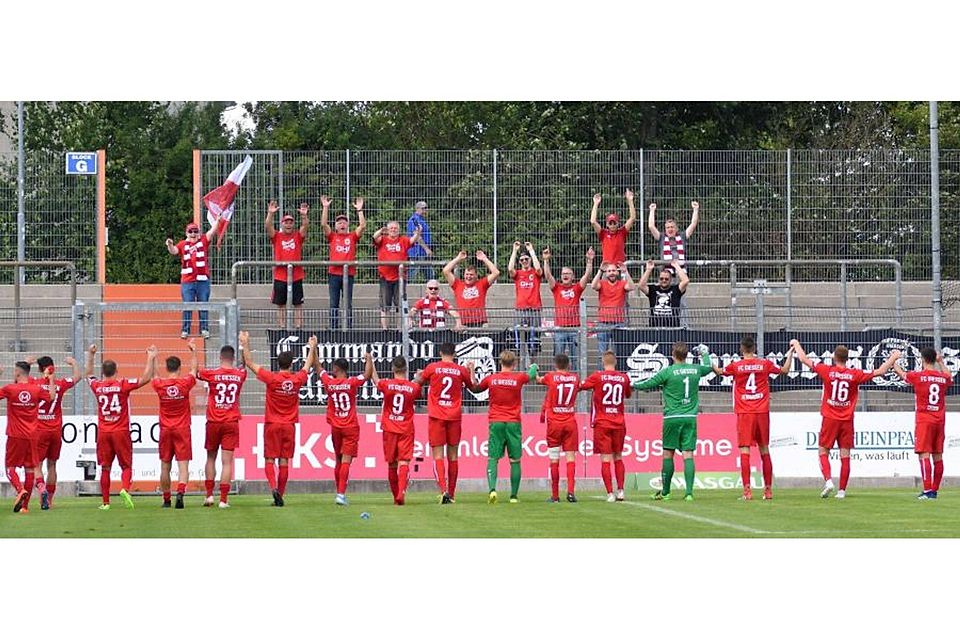 Mehr Spieler als Fans, aber was zu feiern: Der FC Gießen nach dem 1:0-Erfolg in Pirmasens, August 2019. Der FK und der FC haben künftig viel gemeinsam.	Foto: Reiser