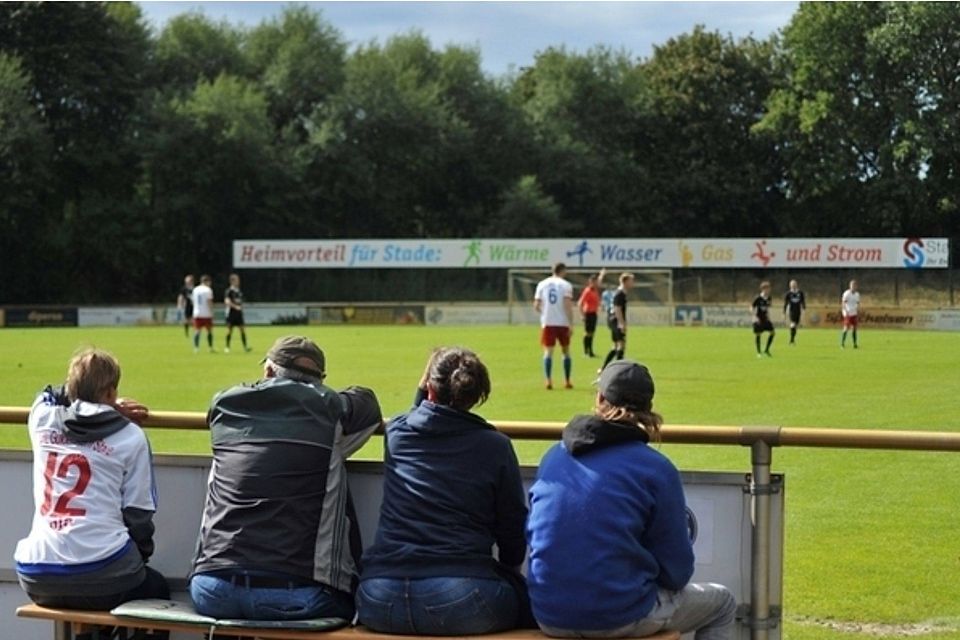 Im Stadion in Stade-Ottenbeck saßen die rund 150 Zuschauer auf Bierzeltbänken am Spielfeldrand oder auf markierten Sitzplätzen auf der Tribüne. Foto: Scholz