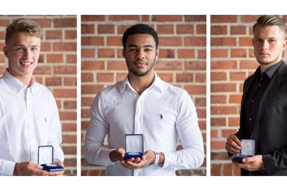 Hinter Jann-Fiete Arp (li.) und Jean-Manuel Mbom wurde Lars Lukas Mai (r.) im Herbst 2017 mit der Fritz-Walter-Medaille in Bronze ausgezeichnet. Foto: dpa/ Sebastian Gollnow Hinter Jann-Fiete Arp (li.) und Jean-Manuel Mbom wurde Lars Lukas Mai (r.) im Herbst 2017 mit der Fritz-Walter-Medaille in Bronze ausgezeichnet. Foto: dpa/ Sebastian Gollnow