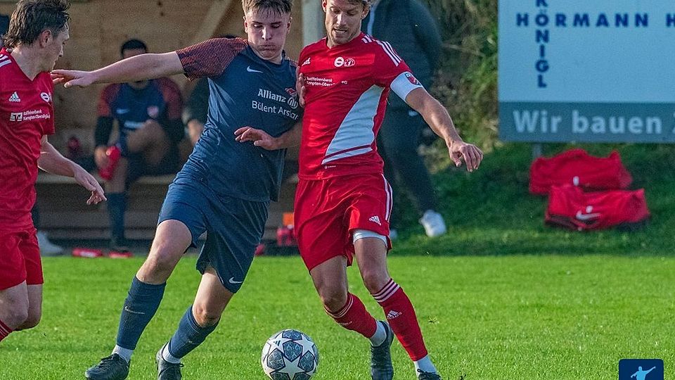 Kapitän Alexander Straub (rechts) konnte mit der SG Betzigau/Wildpoldsried elf Treffer gegen Türksport Kempten bejubeln.