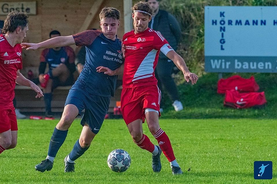 Kapitän Alexander Straub (rechts) konnte mit der SG Betzigau/Wildpoldsried elf Treffer gegen Türksport Kempten bejubeln.