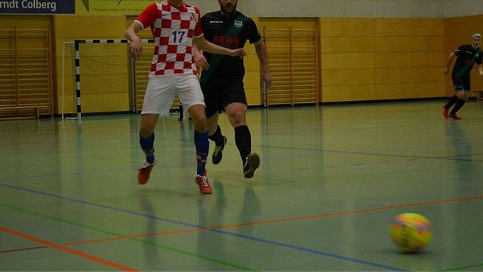 Die Reserve des TSV Neuried Futsal hat im Ligabetrieb bisher eine Niederlage nach der anderen kassiert. Trainer Erol geht nicht davon aus, dass sein Team in der laufenden Saison noch ein Spiel gewinnen kann. Ereiz Franjo