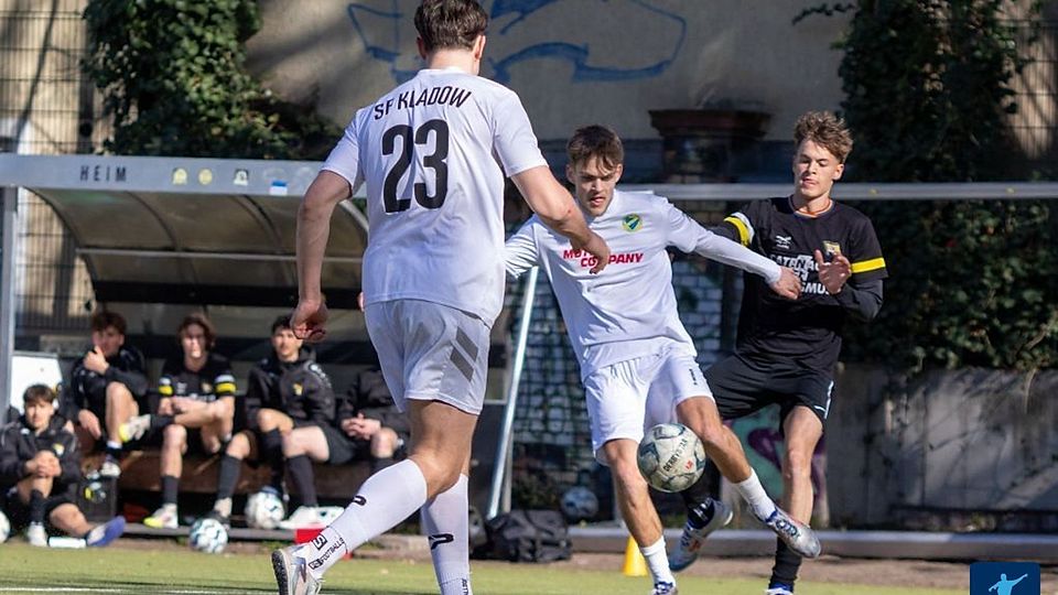 Archiv: Kladow (weiss) gewinnt in Wannsee