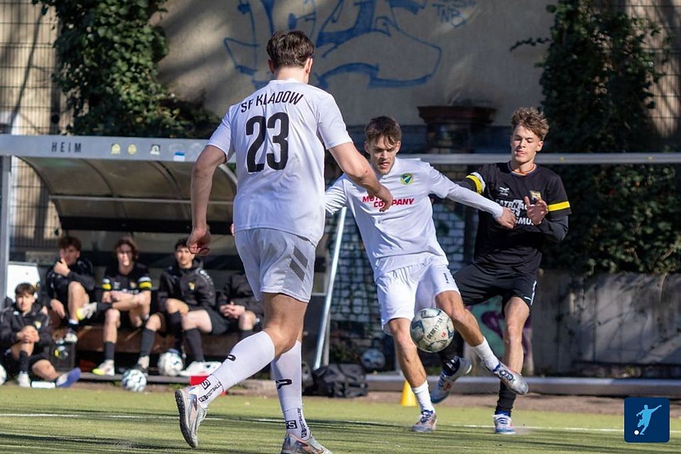 Archiv: Kladow (weiss) gewinnt in Wannsee Archiv: Kladow (weiss) gewinnt in Wannsee