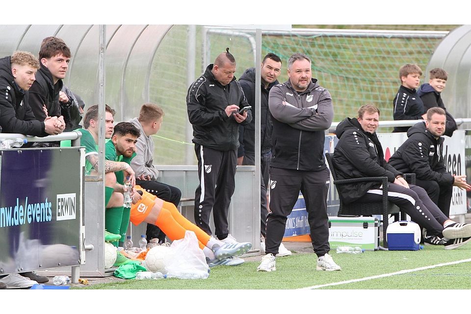 Zufriedenheit sieht anders aus: Trainer Florian Langer und der SVR II kassieren eine 0:2-Niederlage.