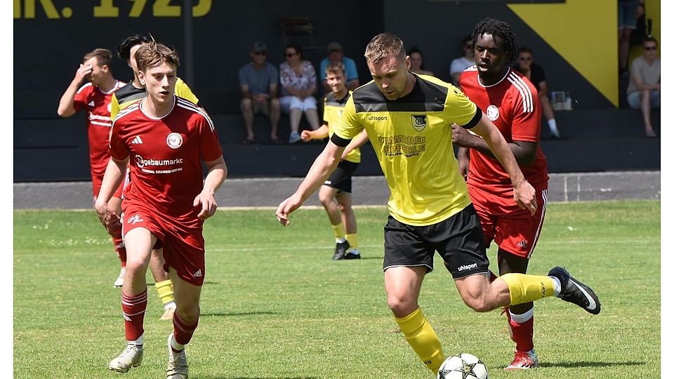FC Emmering in gelb gegen SC Unterpfaffenhofen II in rot