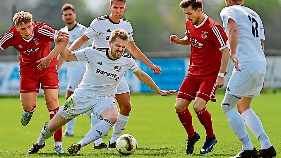 Hart umkämpft war die Partie zwischen dem SC Rieste (in Weiß) und dem SV Quitt Ankum.