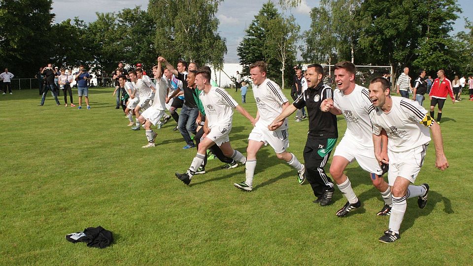 Völlig losgelöst: Nach dem Sieg im Entscheidungsspiel feiern die Fußballer des VfL Gundersheimden Aufstieg in die A-Klasse.