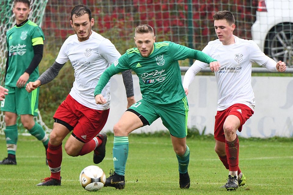 Auf Augenhöhe begegneten sich Grün-Weißen Ichenhausen und TSV Offingen. Hier führt der Ichenhauser Alexander Smigac-Lopez den Ball vor dem zweimaligen Torschützen Ismail Bülbül und Florian Ferner.