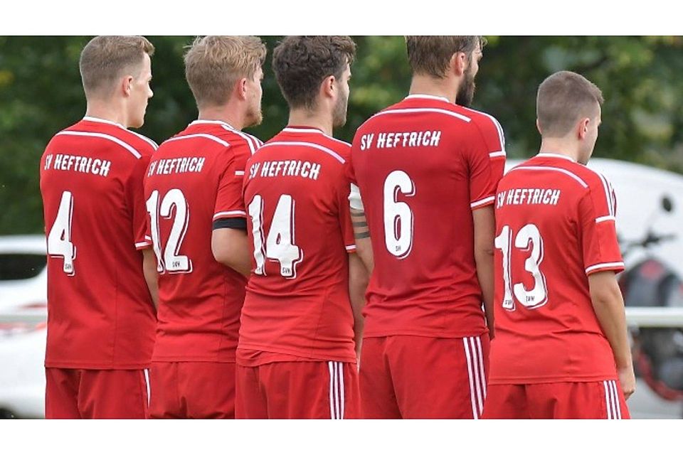 Die Spieler des SV Heftrich stehen als Einheit hinter ihrem Trainer Wolfgang Schmidt. Archivfoto: Klein