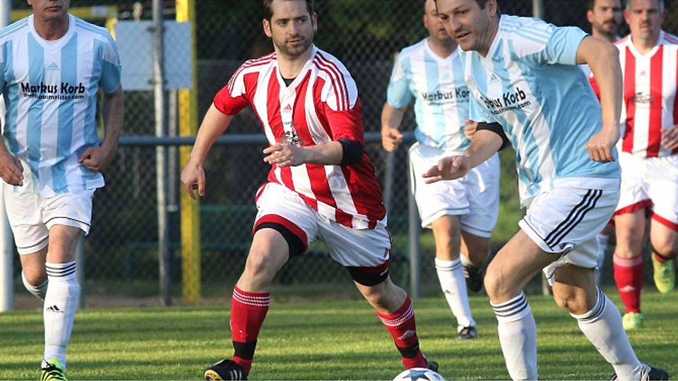 Derbystimmung: Rot gegen Blau, worauf man in München lange schon wartet, wurde in Eichenau Realität. Weber 