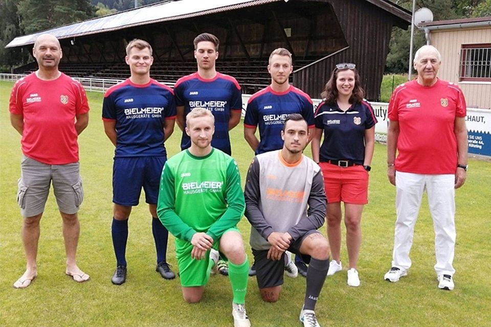 Sportlicher Leiter Uwe Wölke (l.), Geschäftsführerin Madelaine Friedl und Vorsitzender Willi Bielmeier begrüßten Felix Baumann, Christoph Weidner, Jonas Berzl sowie vorne Tobias Vogl und Flip Hinterholzinger. Foto: Hans Kuchler