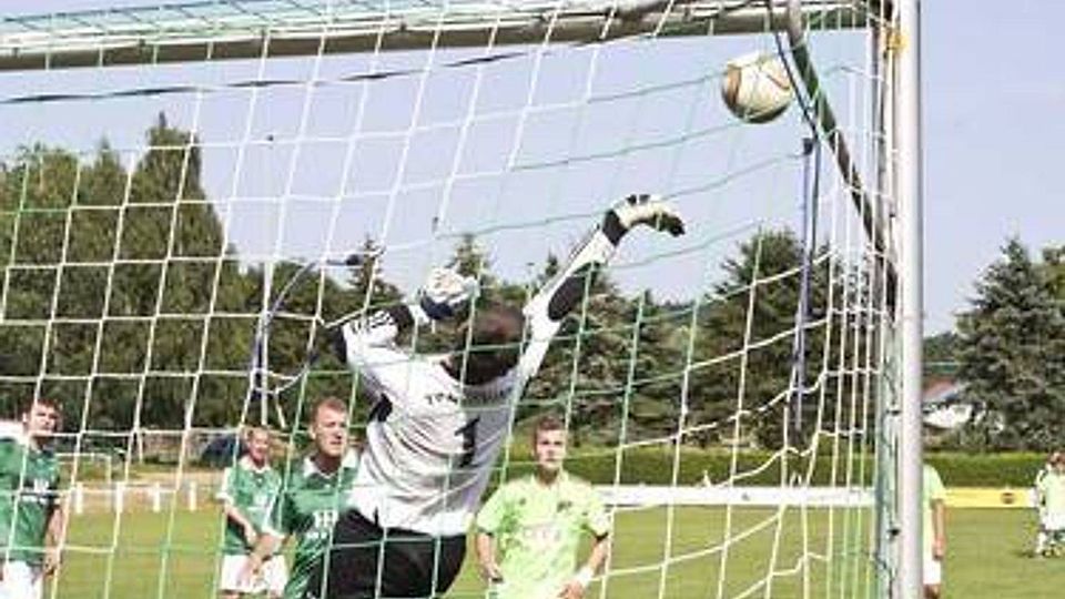 Der TV Leinburg und Torhüter Jörg Helmecke, der hier mit einer Glanzparade noch einen Gegentreffer verhindert, hatte das Weiterkommen schon vor Augen, ehe Diepersdorfs Neuzugang Fabian Wedel (3. v. links) die Schiller-Elf mit seinem \"Goldenen Tor\" doch noch aus allen Träumen riss (F.:: M. Keilholz).