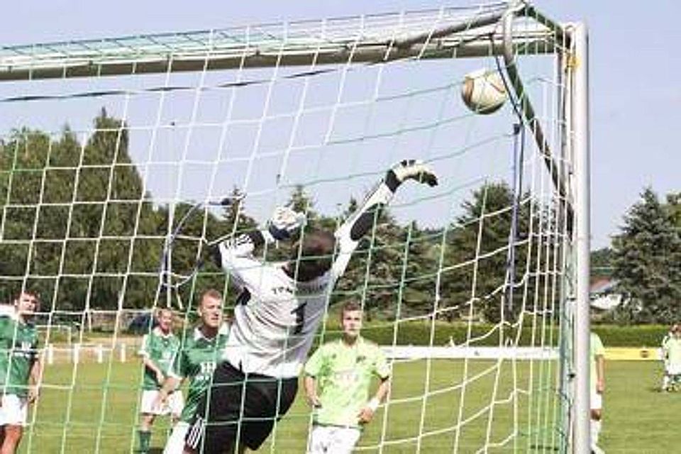 Der TV Leinburg und Torhüter Jörg Helmecke, der hier mit einer Glanzparade noch einen Gegentreffer verhindert, hatte das Weiterkommen schon vor Augen, ehe Diepersdorfs Neuzugang Fabian Wedel (3. v. links) die Schiller-Elf mit seinem \"Goldenen Tor\" doch noch aus allen Träumen riss (F.:: M. Keilholz).