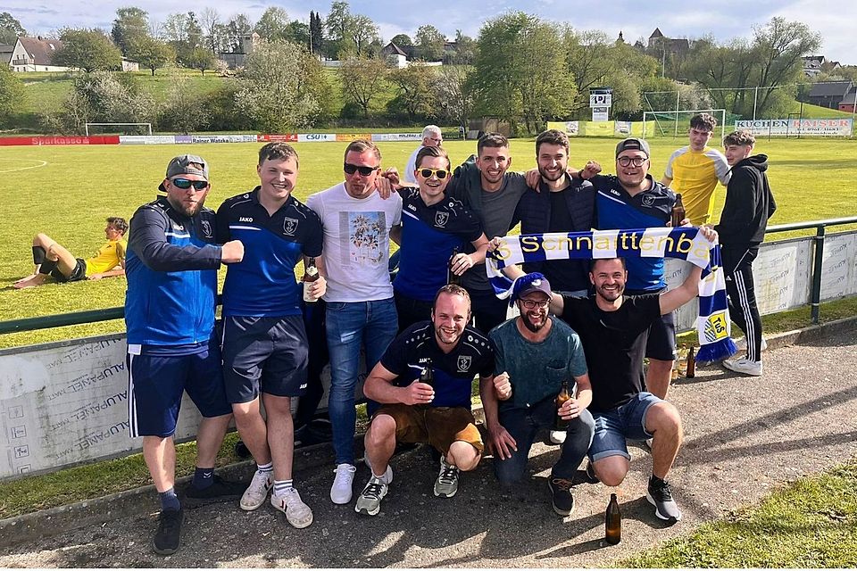 Auf dem Kohlberger Sportplatz noch "gesittet", später in Schnaittenbach "losgelöst", feierte ein Teil der Mannschaft des frischbebackenen Kreisligameisters den größten Erfolg der Vereinsgeschichte.