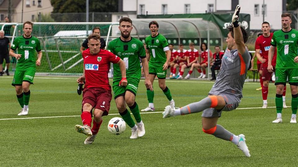 Wormatia-Spieler Maximilian Fesser scheitert bei der einzigen großen Chance der Wormser in Halbzeit eins am stark reagierenden Engers-Keeper Safet Husic.	Foto: Gerhard Hannappel