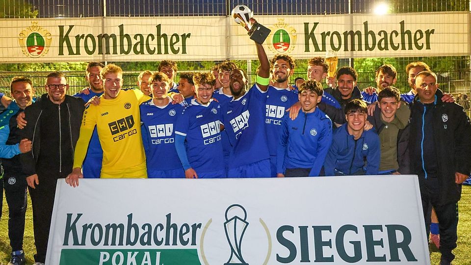 Der Pokalsieg als Schwungfeder für die nächste Runde: Das Team von Biebrich 02 feiert ausgelassen.