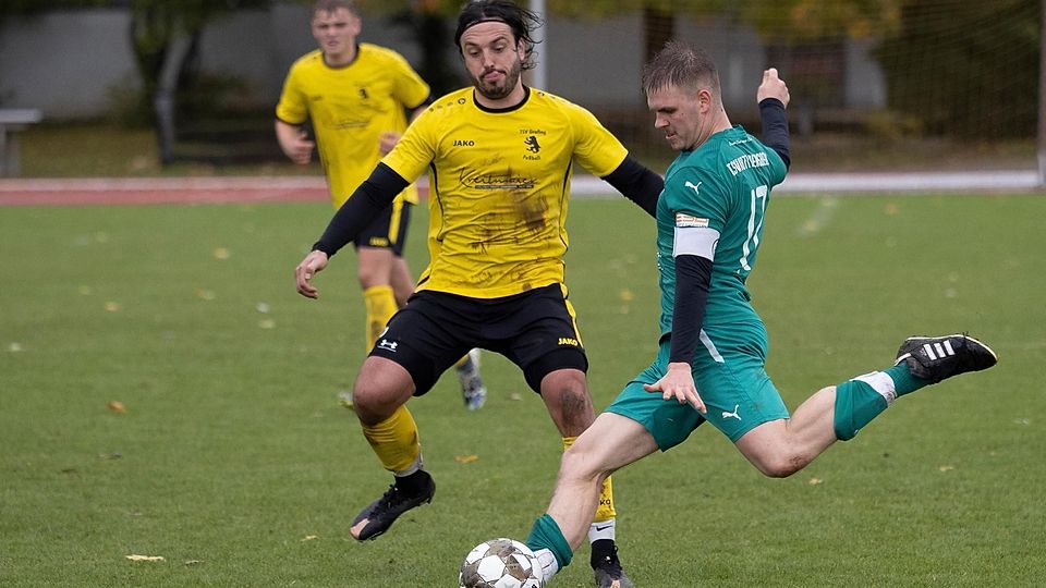 Brauchten Anlaufzeit für den Auswärtsschwung: Kapitän Benedikt Chrico und seine Ebersberger kamen gegen Grafing um (gelb) Thomas Dorrer erst in Durchgang zwei ins Rollen.