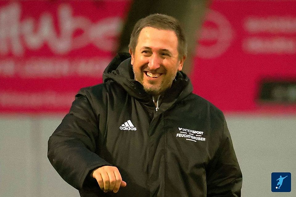 Gute Laune bei Harald Mayer: Der Sieg gegen Eintracht Karlsfeld ist bereits der dritte in Serie. (Archivfoto)