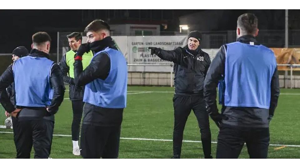 Kommt mit ihm der lange ersehnte Aufschwung? Trainer Pietro Berrafato (schwarze Jacke) ist der neue Chef an der Seitenlinie beim Landesligisten TSG Pfeddersheim. Foto: Andreas Stumpf/pakalski-press