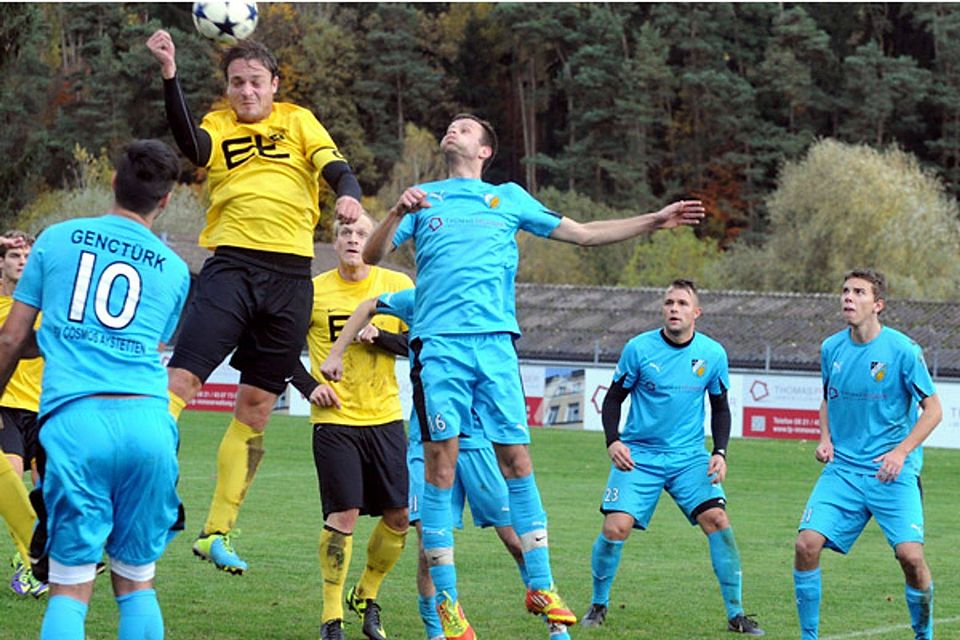 Im Luftkampf ziehen die Aystetter Emrah Genctürk und Sebastian Girke (rechts) gegen Leitershofens Markus Bröll den Kürzeren, doch am Ende siegte der SV Cosmos mit 4:3. Hinten Dominik Bröll und Michael Felder.  Foto: Andreas Lode
