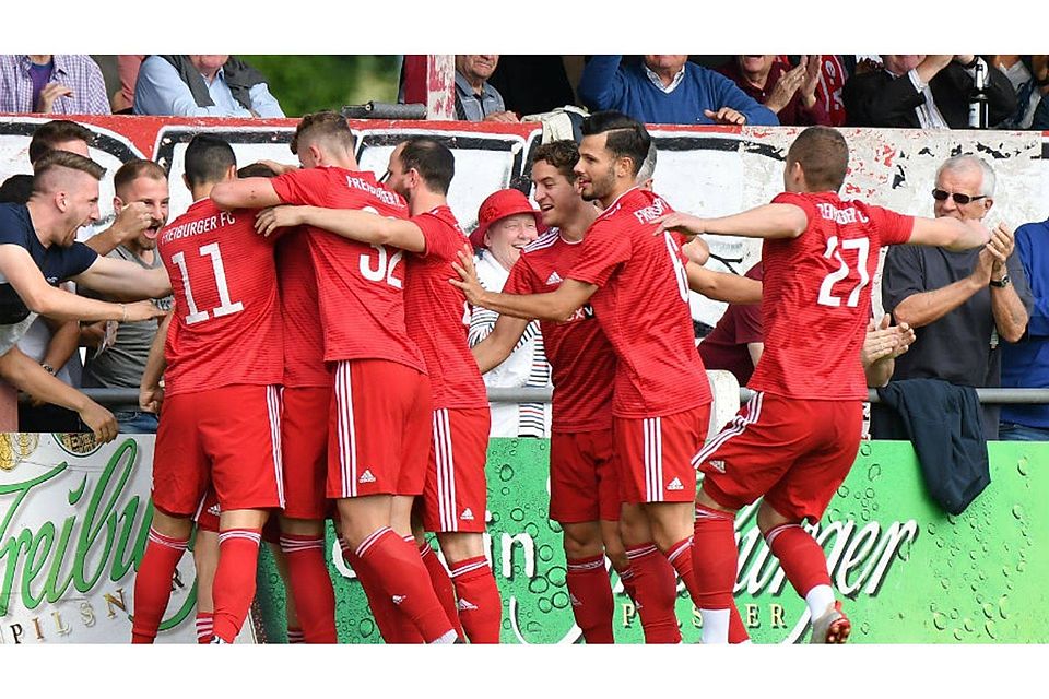 Die Fans feiern mit den Spielern des Freiburger FC den Heimsieg im Dietenbachpark