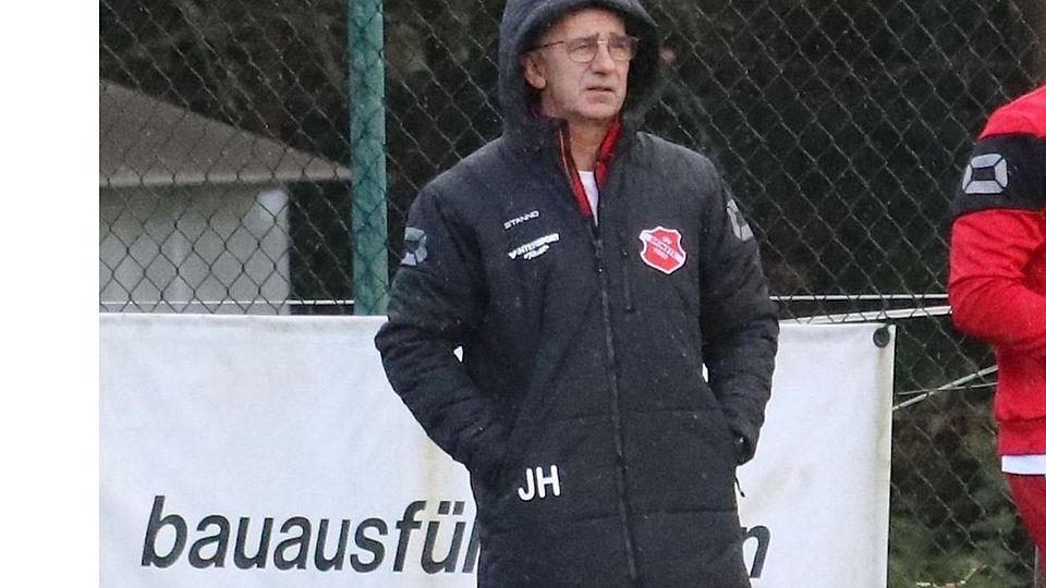 Deinstes Trainer Joachim Höft kann vielleicht doch mit seinem Team die Klasse halten.