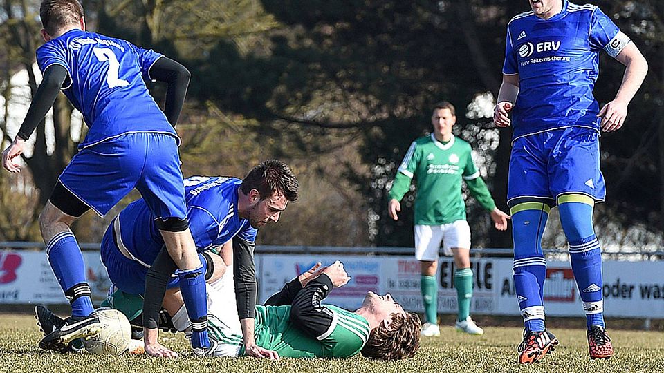 Ein zähes Ringen war das 1:1 des FC Horgau gegen die TG Viktoria Augsburg. Hier wird Philip Egle flach gelegt.  Foto: Marcus Merk