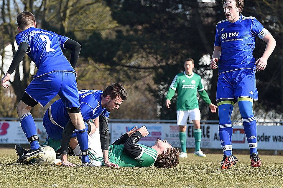 Ein zähes Ringen war das 1:1 des FC Horgau gegen die TG Viktoria Augsburg. Hier wird Philip Egle flach gelegt.  Foto: Marcus Merk
